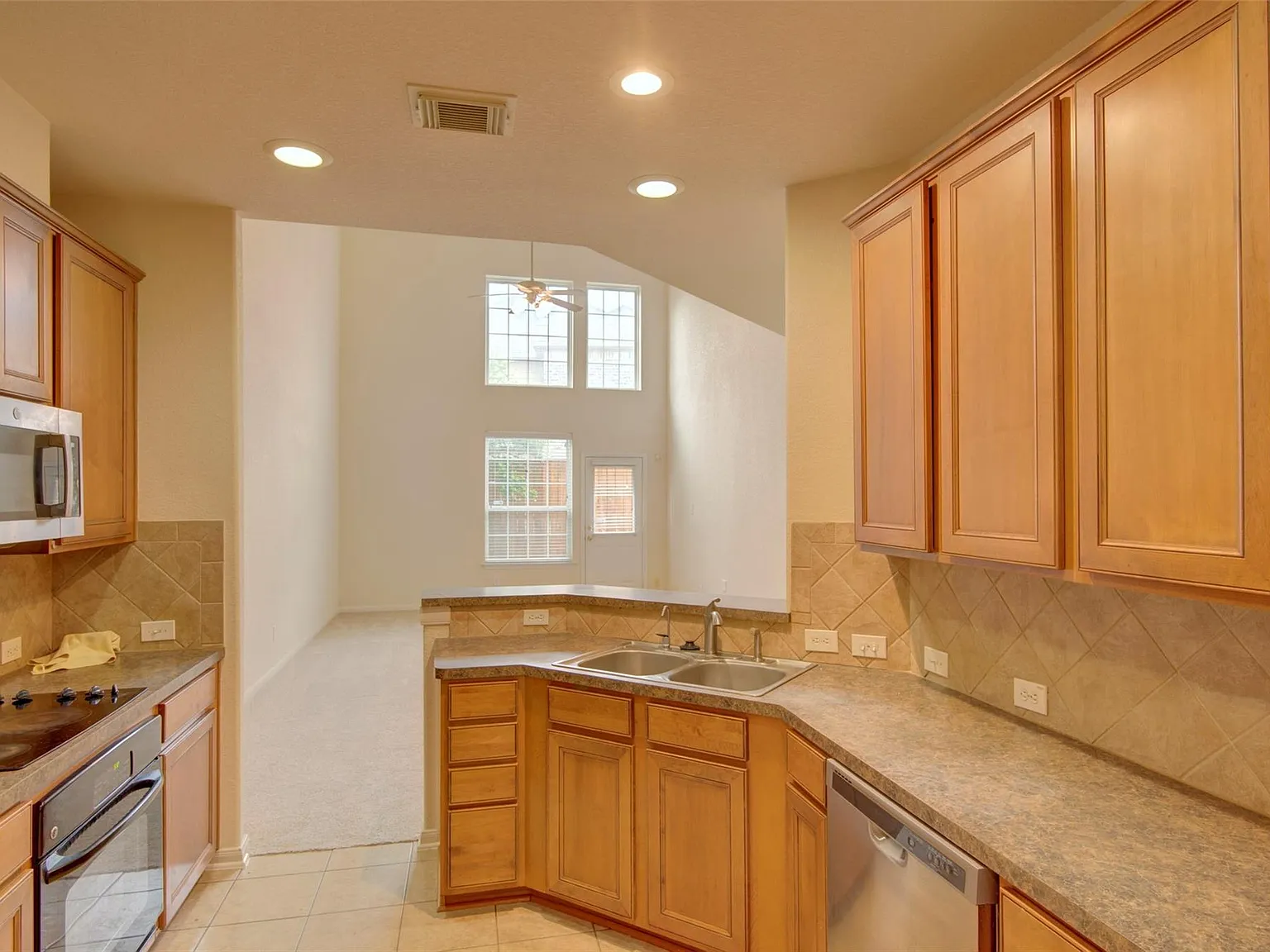 4 bed, 3.5 bath, 2235 sqft, $2,500 — Photo 2