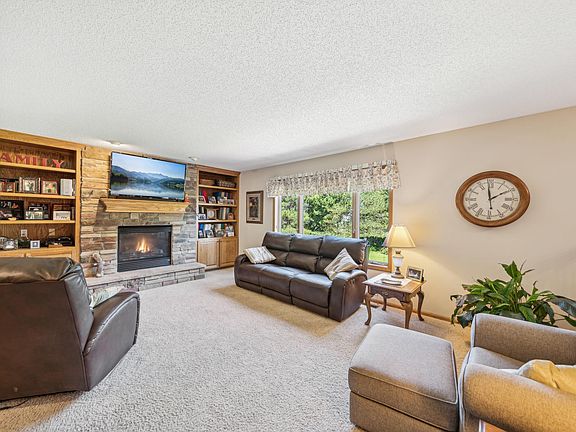 4th image of 566 Woodland Ln E