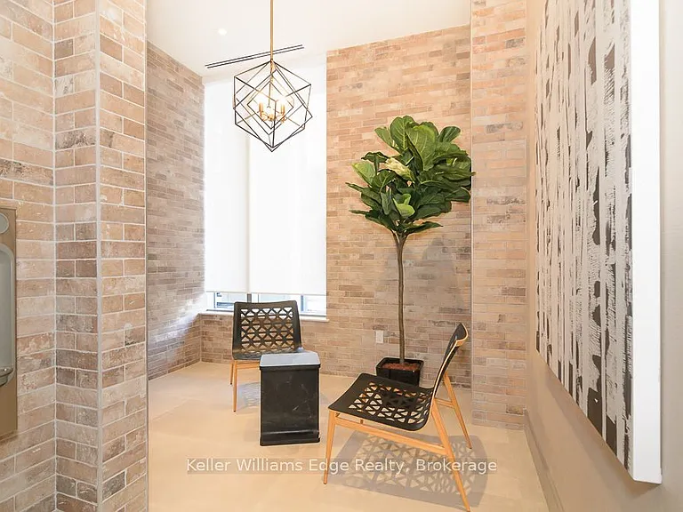 212 King William St #405 — Photo 3