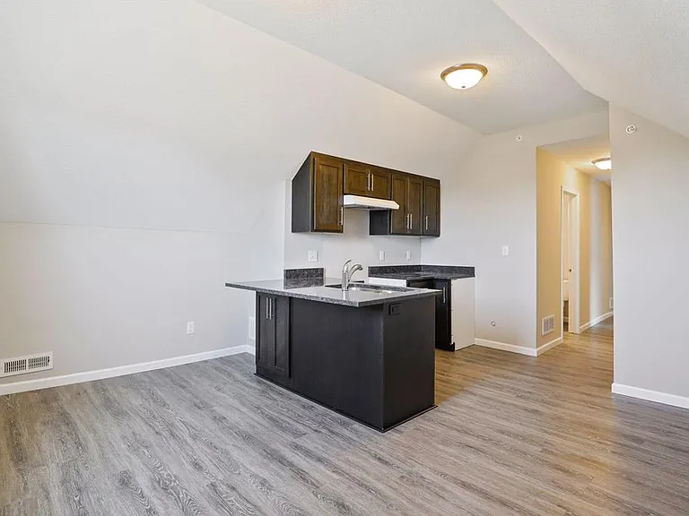 2050 W Broadway Ave — Photo 12