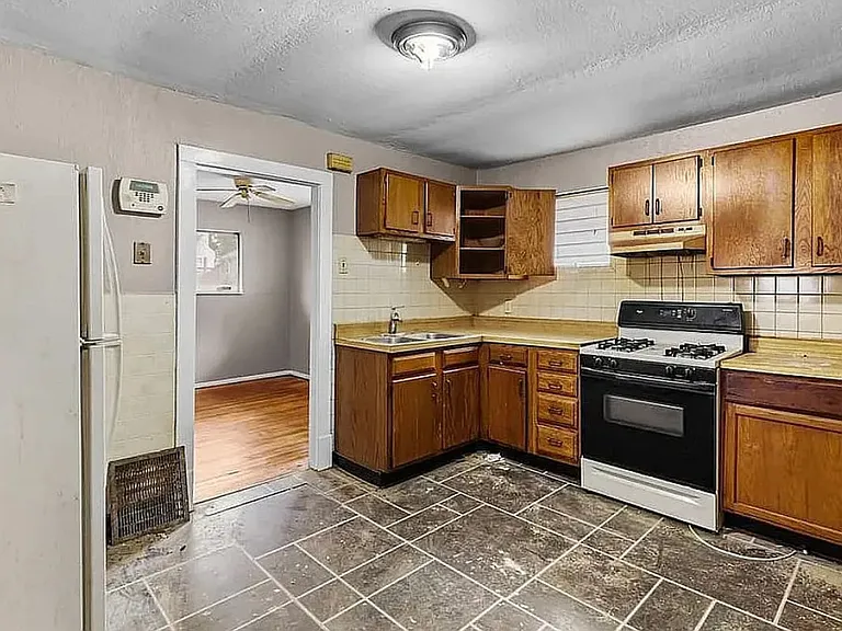 7024 Idlewild Ave — Photo 3