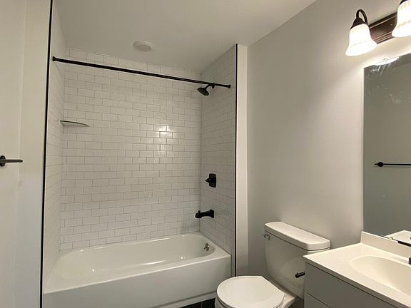 Top Floor Full Bathroom