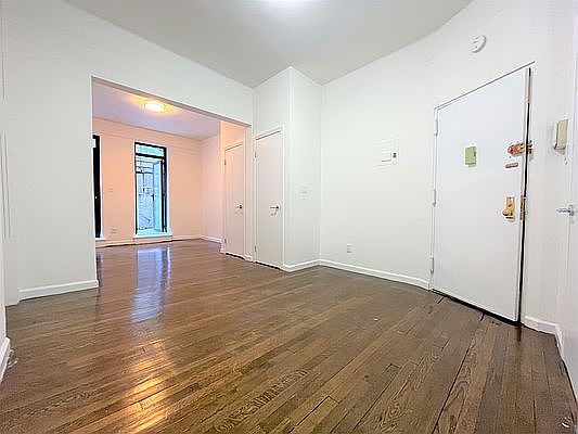 3rd image of 224 E 70th St APT 4