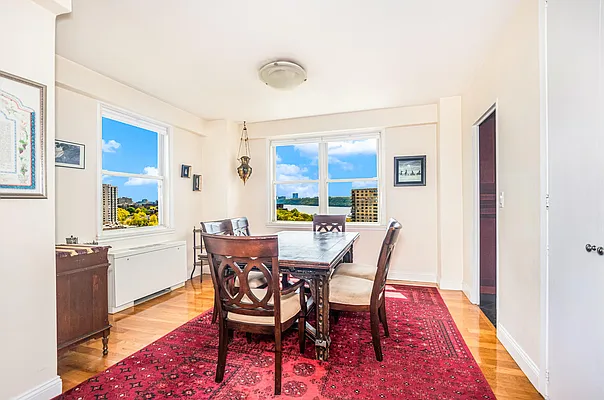 Sold by Re/Max In The City | media 6