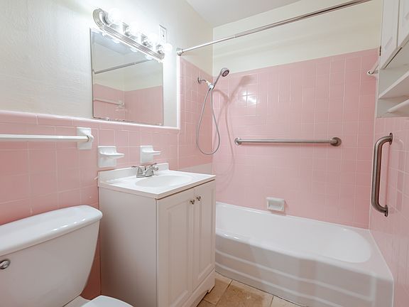 5th image of 105 E Woodbury Dr