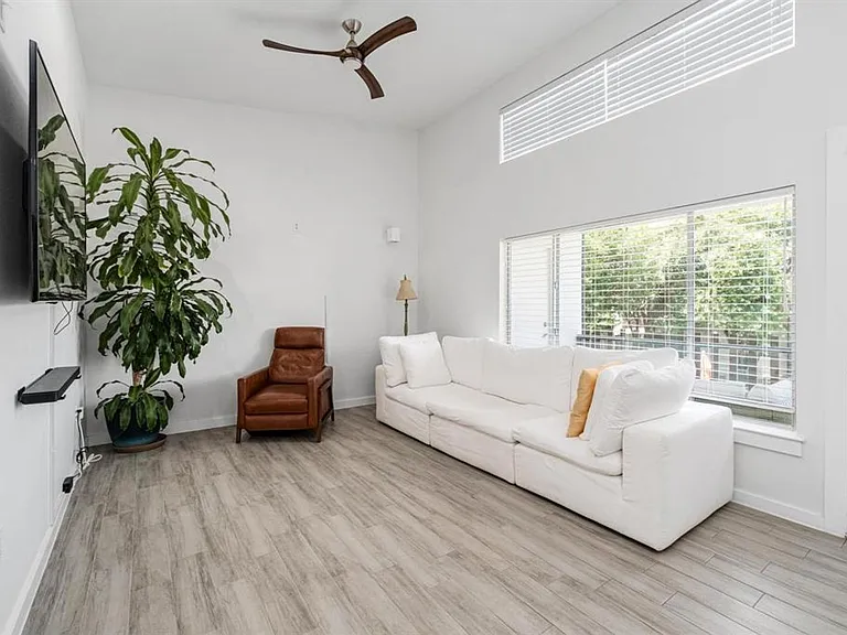 2200 Dickson Dr #218 — Photo 8