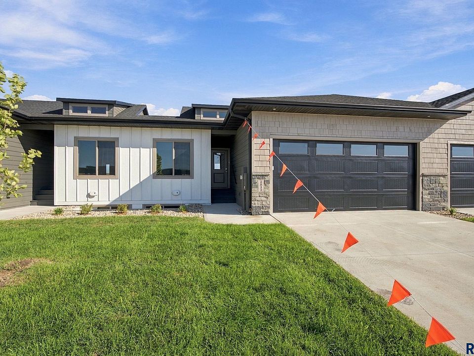 1st image of 2812 E Hazelnut St
