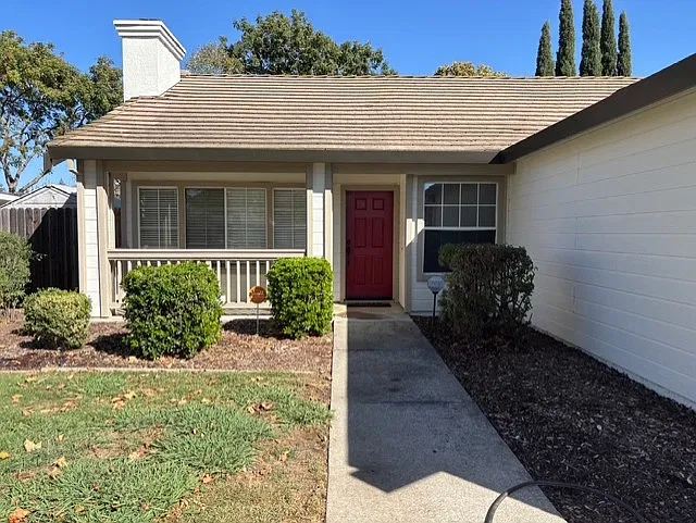 3 bed, 1381 sqft, $2,495 — Photo 2