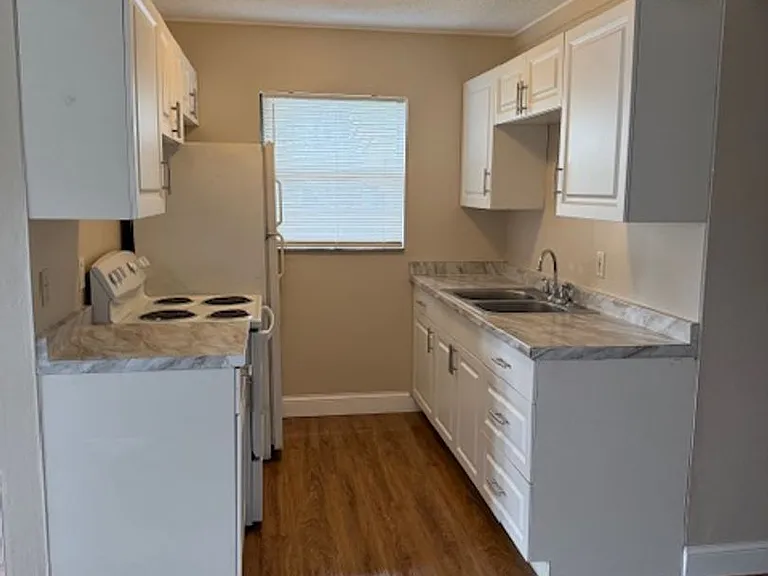 230 N Robbins Ave — Photo 8