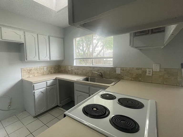 628 S Waxahachie St — Photo 4