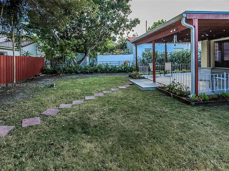 1015 Cortez St — Photo 35