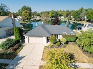 6621 Northpoint Dr, Troy, MI 48085