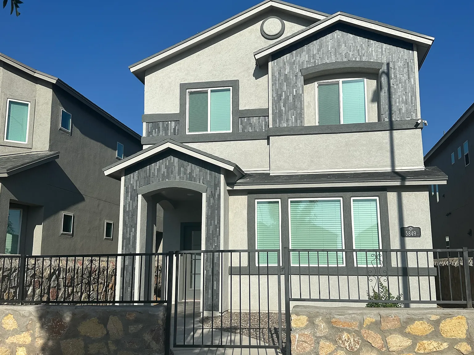 3 bed, 2.5 bath, 2130 sqft, $2,500 — Photo 1