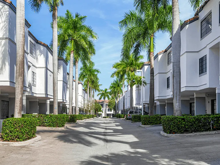 Promenade at Aventura Apartments — Photo 6