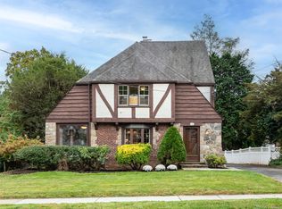 90 Gaynor Ave, Manhasset, NY 11030