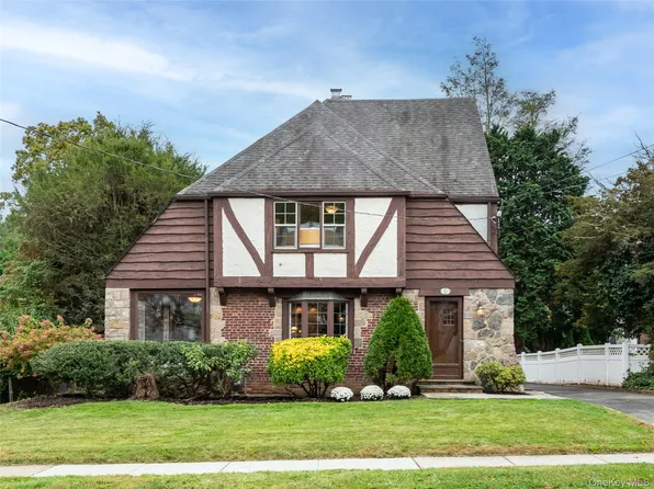 90 Gaynor Avenue, Manhasset, NY 11030