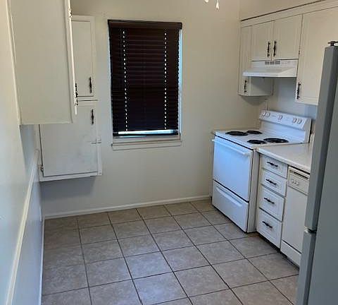 Kitchen - Stove, Refridge, Sink w Garbage Disposal included