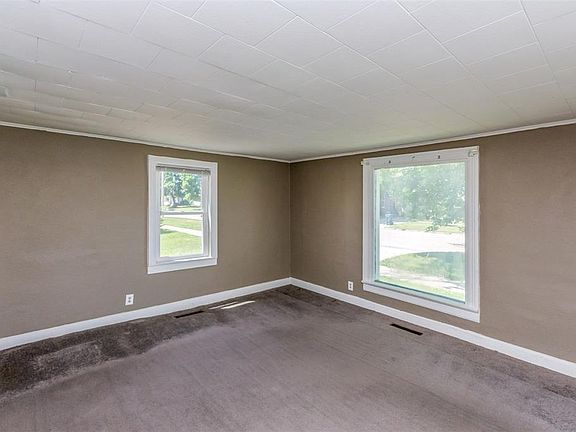3rd image of 105 W 1st St