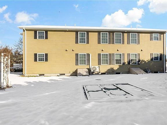 3rd image of 10 Josephine Dr Unit 1C