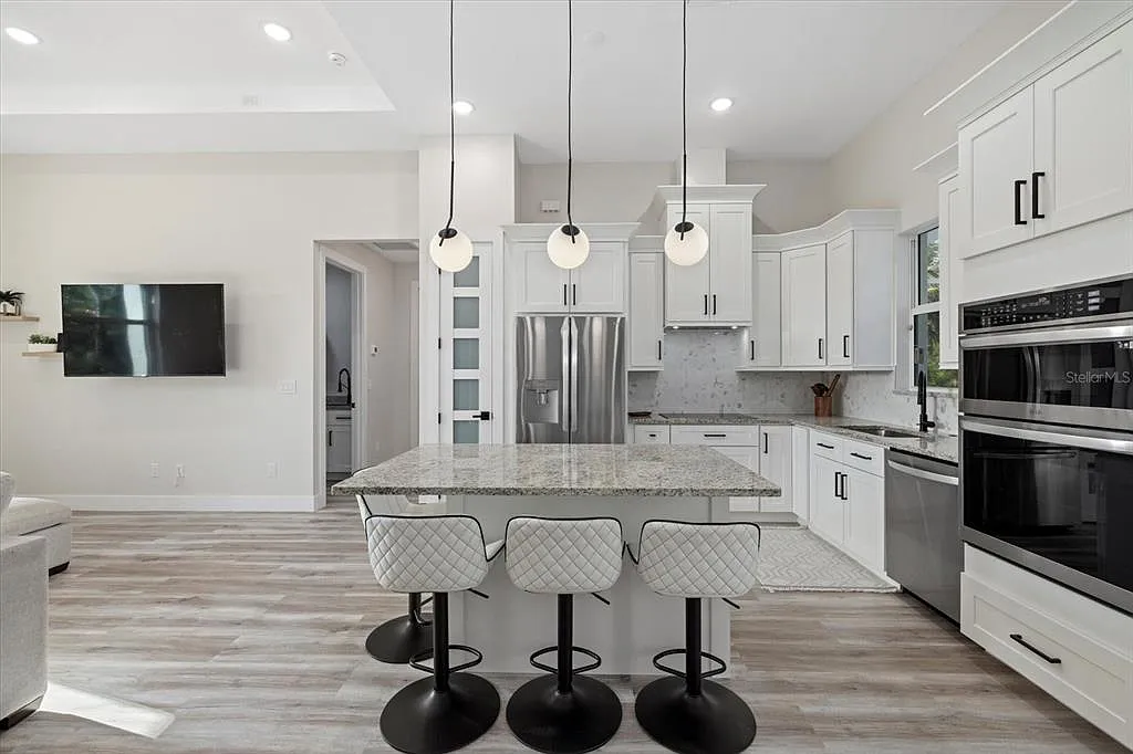 3 bed, 2.0 bath, 1429 sqft, $6,000 — Photo 4