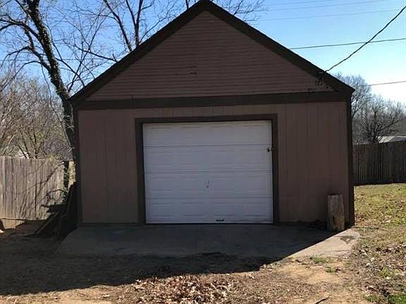 3rd image of 1200 Bluff View Dr