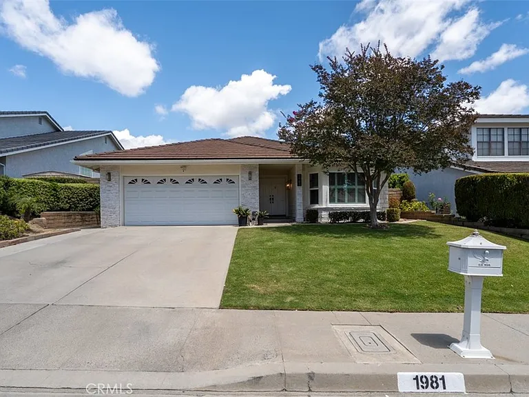 1981 Berkshire Dr — Photo 2