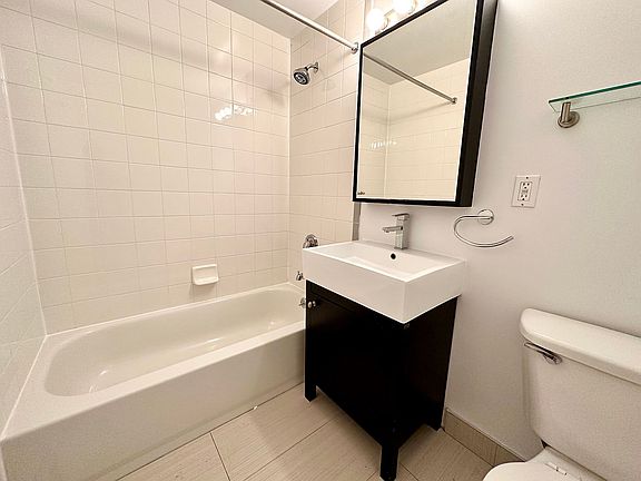 5th image of 756 Washington St APT 5D