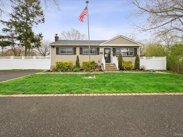 347 Lakeland Avenue, Sayville, NY 11782