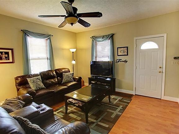3rd image of 821 Sennett St