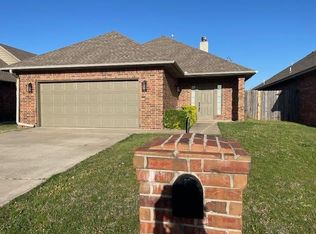 1105 Golden Leaf Dr, Moore, OK 73160