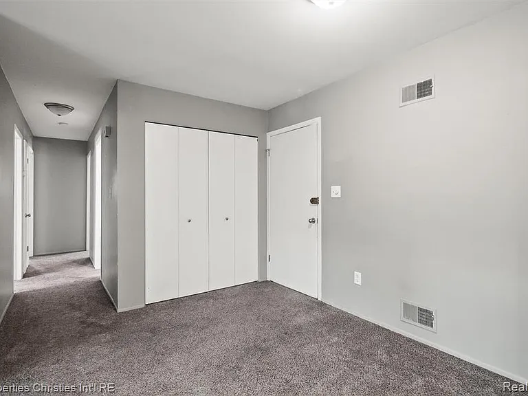 215 Woodsboro Dr — Photo 8