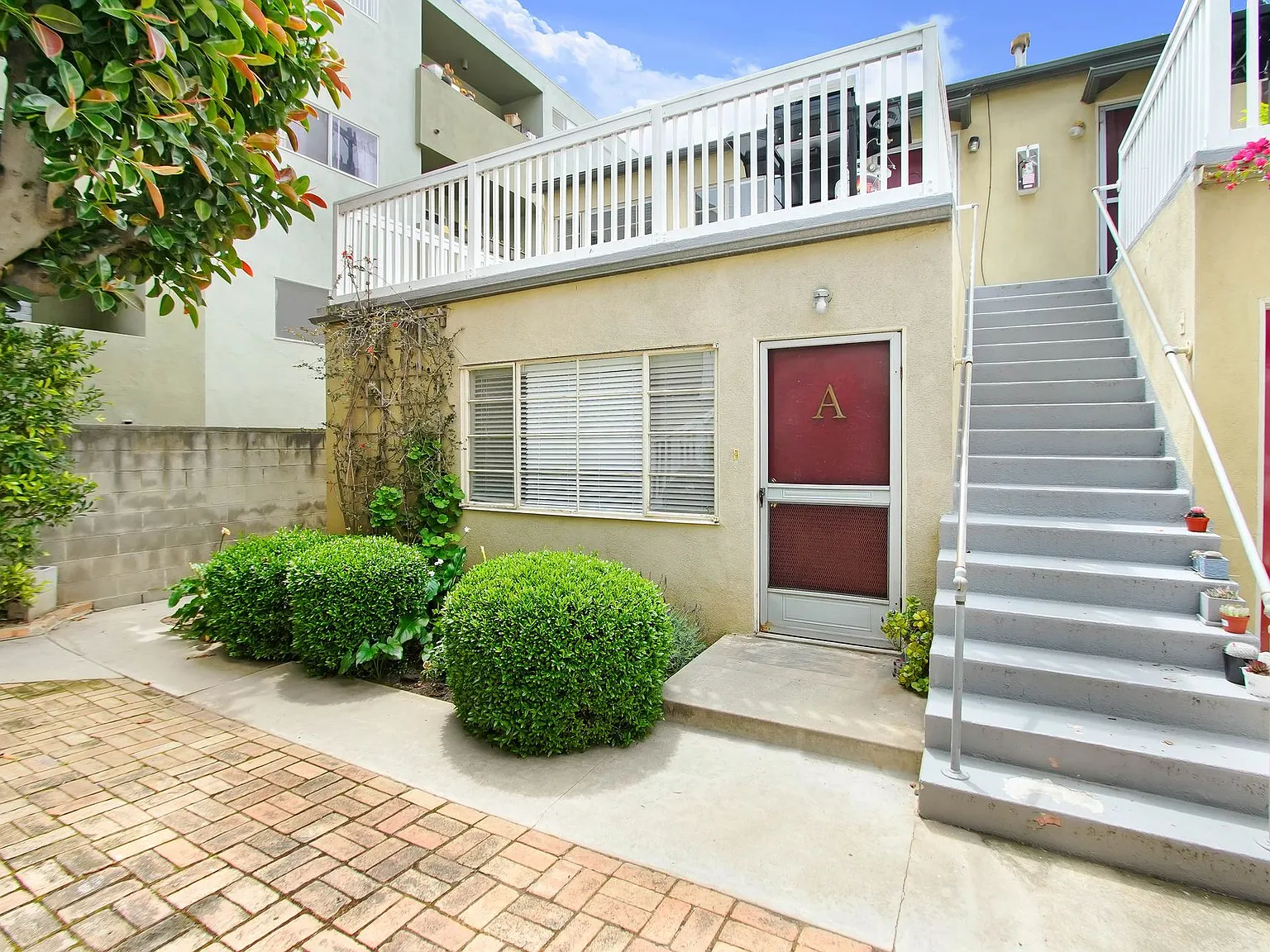 Remodeled lower studio unit on 2nd St, steps to Montana Ave and the beach! Upgraded floors and ap... — Photo 2
