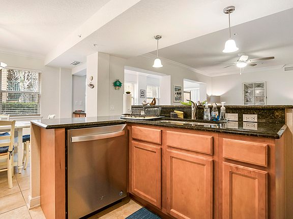 5th image of 101 25th Ave S Unit J12