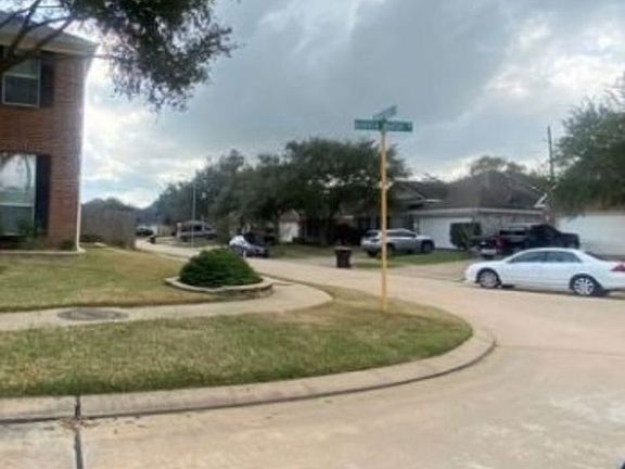 Exterior Neighborhood (street photo)