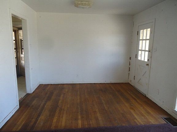 5th image of 709 E Oak St