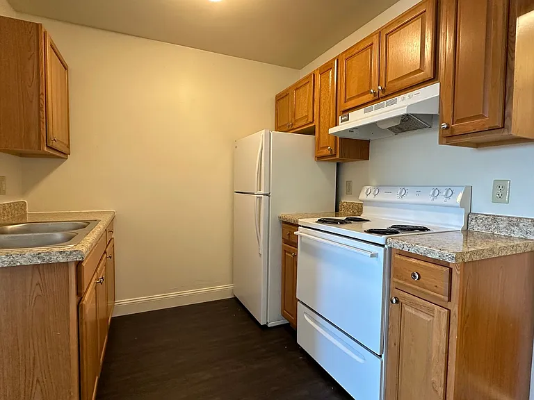 327 W 1st St — Photo 3