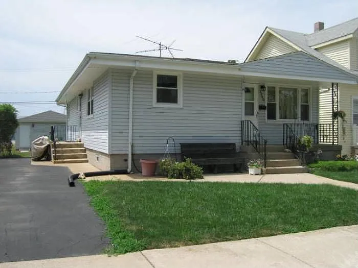 3240 Wallace Ave photo 1