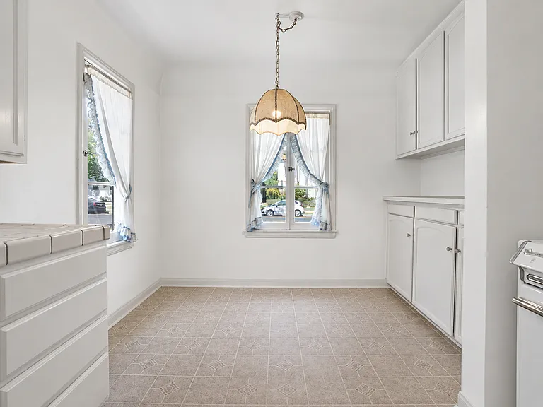 4434 Tyrone Ave — Photo 8