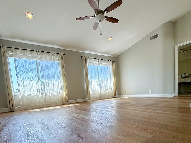 1066 Sandalwood Ln — Photo 16