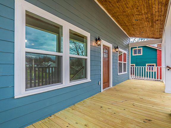 4th image of 2538 Woodbine Ave