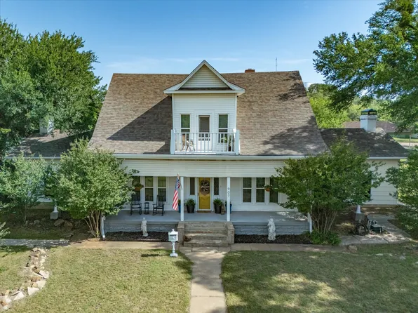 907 4th St, Graham, TX 76450