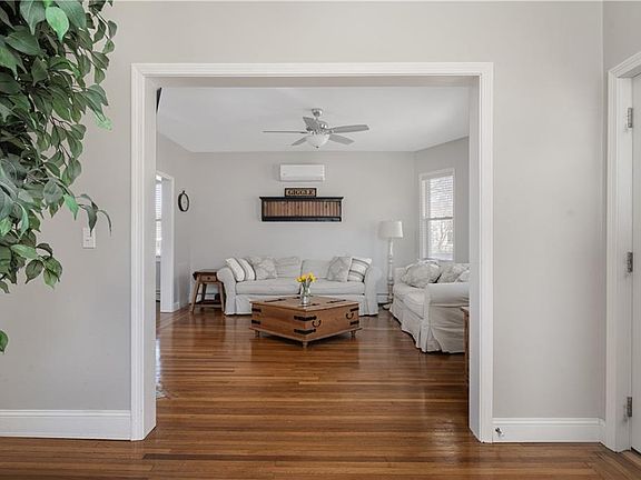 4th image of 2037 Cranston St