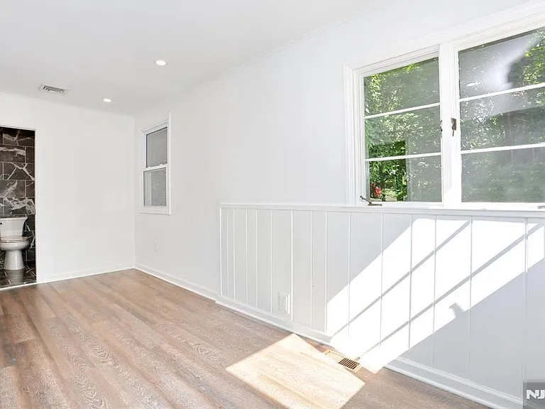 105 Hollywood Ave — Photo 10