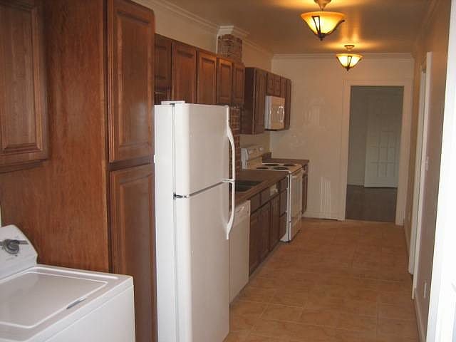 2nd image of 913 NE 16th St