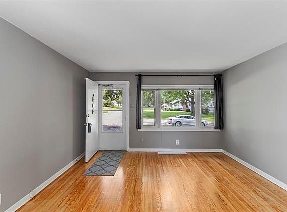 4th image of 9521 Port Dr