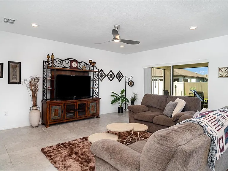 465 Waterford Dr — Photo 17