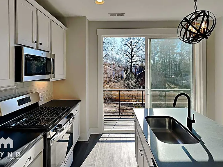 586 W End Dr — Photo 9