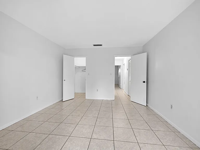 199 SW 15th St #3 — Photo 12
