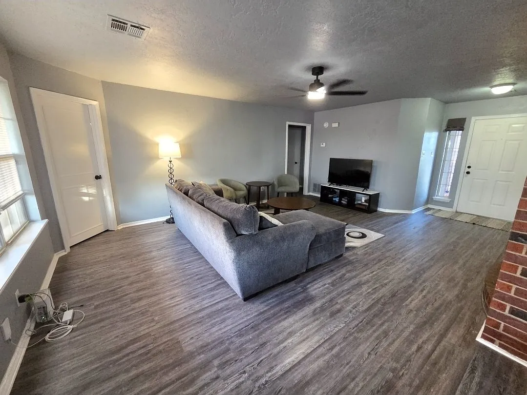 3 bed, 1383 sqft, $1,795 — Photo 2