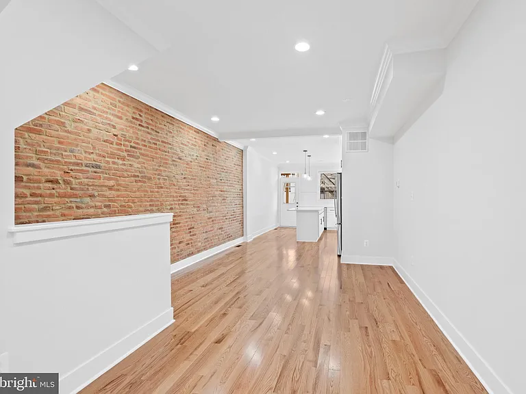 1434 Marshall St — Photo 8
